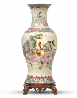 666.  Jarrón en porcelana de Familia Rosa. Marca Qianlong en la base, apócrifa. China, dinastía Qing, ff. del S. XIX.