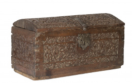 676.  Baúl de madera de cedro tallado.Trabajo mexicano o peruano, S. XVII