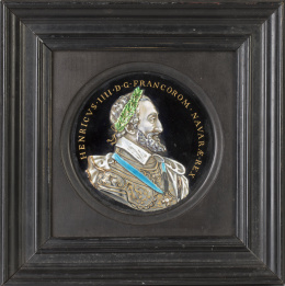 690.  Medallón en esmalte con la efigie de Enrique IV de Francia. (En el reverso está firmado con las iniciales "SDC"). Después de Suzanne de Court. Limoges, S. XVIII .