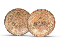1157.  Pareja de platos acuencados de cerámica esmaltados en reflejo metálico de la serie de las clavelinas.Manises, S. XVIII. 