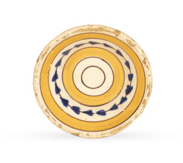926.  Pequeño lebrillo de cerámica esmaltada en ocre, azul y manganeso, con decoración de bandas.Levante, S. XIX.