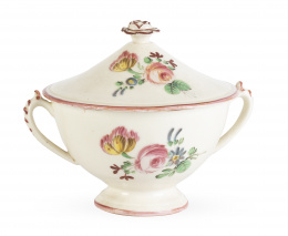 1089.  Azucarero con tapa de cerámica esmaltada con decoración de las "flores alemanas".Alcora, (1787-1825).