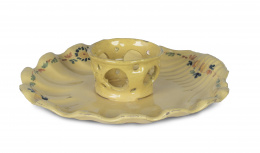 525.  Mancerina de cerámica esmaltada en amarillo de la serie del cacharrero o del ramito.Alcora, ff. del S. XVIII.