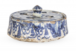 696.  Tintero de cerámica esmaltada en azul y blanco.Fajalauza, S. XVIII.