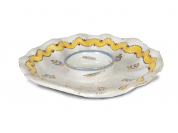 1371.  Mancerina de cerámica esmaltada, con flores y cinta amarilla ondulante.Talavera, S. XVIII.