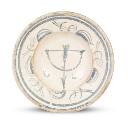 1080.  Plato de cerámica esmaltada en azul y blanco con un arco y una flecha, posiblemente del gremio de ballesteros.Aragón, S. XVI.