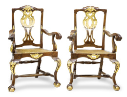 513.  Pareja de sillas de brazos de madera de nogal, tallada y dorada de estilo reina Ana.Trabajo andaluz, S. XVIII.