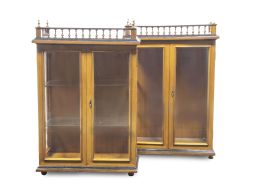 1359.  Pareja de vitrinas alfonsinas de madera.Trabajo español, pp. del XX.