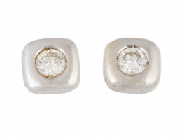 250.  Pendiente dormilonas de brillante con marcos cuadrangulares, en oro blanco de 18K