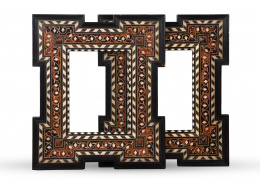 700.  Pareja de marcos de "orejeta" de madera ebonizada, hueso y símil carey, Quizás Italia, ff. del S. XIX.