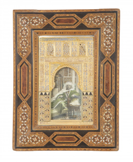 604.  Rafael Rus Acosta.Reducción de puerta de la Alhambra en yeso policromado, fotografía en el interior. y marco en taracea.Firmado "Rafael Rus 22 Granada".Trabajo granadino, pp. del S. XX.