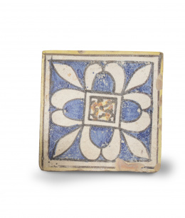 1153.  Azulejo de cerámica esmaltada, con flor.España, S. XVII.