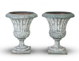 734.  Pareja de copas de jardín de hierro con restos de policromía.S. XIX.