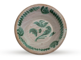 599.  Lebrillo de cerámica esmaltada de verde con flor en el asiento.Fajaluza, pp. del S. XX.