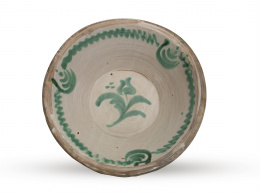 600.  Lebrillo de cerámica esmaltada de verde con flor en el asiento.Fajaluza, pp. del S. XX.