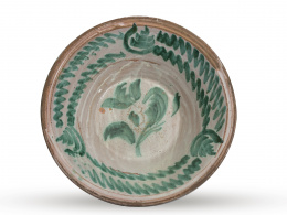 601.  Lebrillo de cerámica esmaltada de verde con flor en el asiento.Fajaluza, pp. del S. XX.