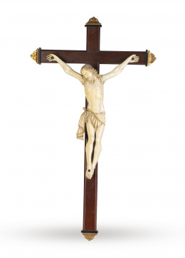 604.  Cristo crucificado.Marfil tallado sobre cruz de madera de época posterior.Trabajo indoportugués, S. XVIII. 