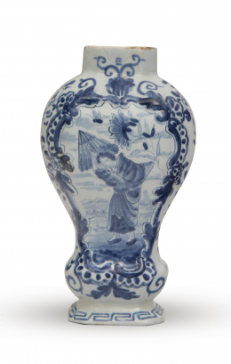 523.  Tibor pequeño de cerámica esmaltada en azul cobalto con cartela decorativa de dama oriental.Delft, S. XVIII.