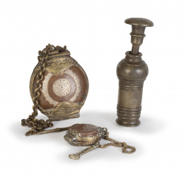 454.  Dos ungüentarios de cobre y aplicaciones de metal y un recipiente para pólvora.S. XIX.