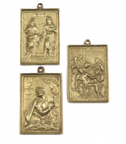 588.  Lote de tres placas devocionales de bronce dorado con San Pedro, el descendimiento de la Cruz y dos santos.España, S. XVII - XVIII.