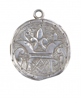 886.  Medalla devocional con santo tallado y policromado en el interior, enmarcado a cordoncillo con cáliz grabado.S. XVIII.