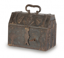 461.  Caja fuerte en hierro con tapa a "dos aguas" y refuerzos de hierro.S. XVIII - XIX.