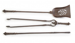 1174.  Elementos de chimenea de hierro labrado y dorado.Trabajo español, ff. del S. XIX.