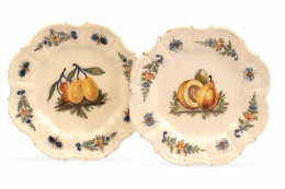938.  Pareja de platos de cerámica esmaltada decorados con frutos e insectos.Francia, S. XVIII.