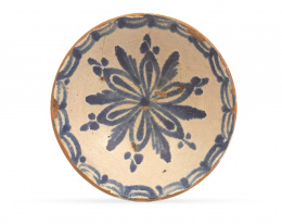 453.  Cuenco de cerámica esmaltada en azul.Fajalauza, S. XIX.