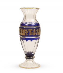 1112.  Jarrón de cristal con friso de personajes en azul y dorado.Firmado Lambert.Val Saint Lambert, Seraing, Bélgica.