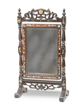 573.  Espejo de tocador de madera con inscrutaciones de nácar.Macao, S. XIX.