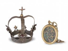 535.  Lote de corona de Virgen de hierro con restos de dorado y relicario de la Vera Cruz con marco de bronce.Trabajo español, S. XVII-XVIII.