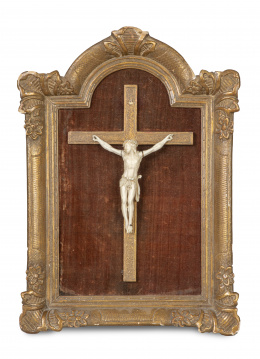 1360.  Cristo de marfil tallado sobre fondo de terciopelo con marco en madera tallada y dorada.Trabajo francés, S. XIX.