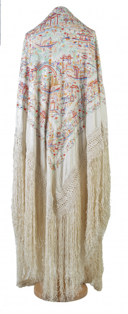 640.  Mantón de "Manila" en seda en hueso con hilos de color decorado con pagodas y personajes.ff. del S. XIX - pp. del S. XX.