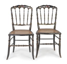 1418.  Pareja de sillas isabelinas en madera lacada de negro y pintada, con aplicaciones de nácar. Trabajo español, último cuarto del S. XIX.