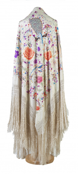 638.  Mantón de "Manila" en seda en hueso bordada en hilos de color con pavo real, mariposas o peonías.pp. del S. XX.
