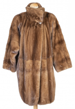 479.  Abrigo largo ELENA BENARROCH en piel de visón color tabaco