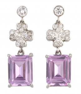 98.  Pendientes con rosa de Francia talla esmeralda que pende de trébol cuajado de brillantes y coronado por chatón de brillante