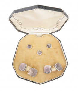 421.  Conjunto de gemelos y botones Art-Decó realizados en madreperla con decoración de flor geométrica grabada