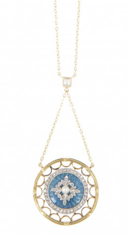 100.  Delicado pendentif circular c.1910 con esmalte guilloché azul, flor de diamantes y perla fina aplicada en el centro y orla de diamantes