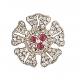 95.  Broche de brillantes con diseño de flor con 3 perlitas y 3 rubíes en el centro