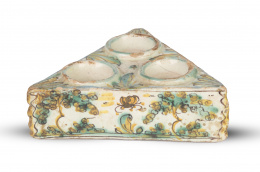 1366.  Especiero de cerámica esmaltada de la serie polícroma decorado con mariposas.Talavera-Puente del Arzobispo, S. XVIII.