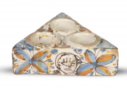 1367.  Especiero de cerámica esmaltada siguiendo la serie tricolor de Talavera.Aragón, S. XVII - XVIII.