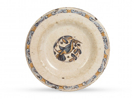 447.  Plato de cerámica esmaltada de la serie tricolor con garza.Talavera, S. XVII.