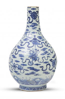 1204.  Jarrón globular de porcelana esmaltada en azul y blanco con símbolos.China, ff. del S. XVIII. 