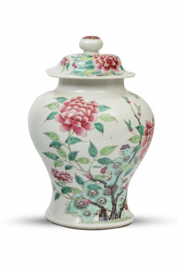 1205.  Tibor con tapa de porcelana esmaltada con peoníasChina, S. XIX.