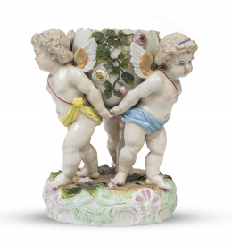1309.  Centro de porcelana esmaltada con figuras escutóricas modeladas de "putti" y aplicaciónes de flores.Sitzendorf, Turingia, Alemania, ff. del S. XIX.