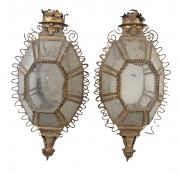 649.  Pareja de faroles octogonales de metal dorado y cristal.pp. del S. XX.