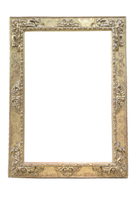 1286.  Marco barroco de madera tallada y dorada, con decoración de hojas carnosas y decoración grabada.España, S. XVII.