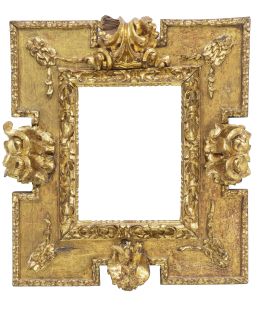 1290.  Marco barroco de "orejetas" con decoración en relieve de madera tallada y dorada de hojas.España, mediados del S. XVII.